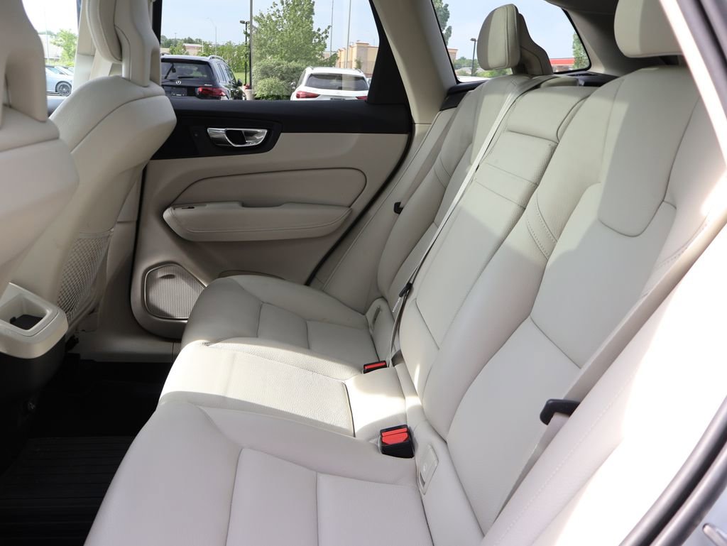 Used 2018 Volvo XC60 T6 Momentum w/ Convenience Package AWD/4WD image 13