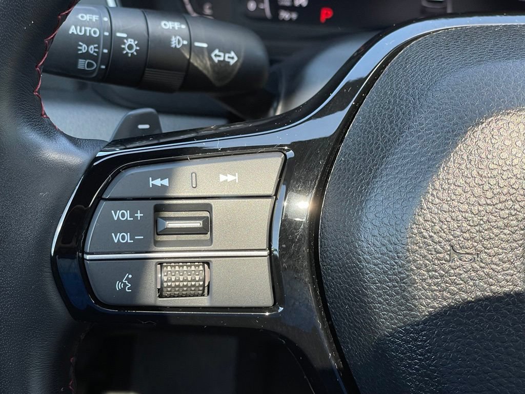 Certified 2025 Honda Pilot Black Edition image 15