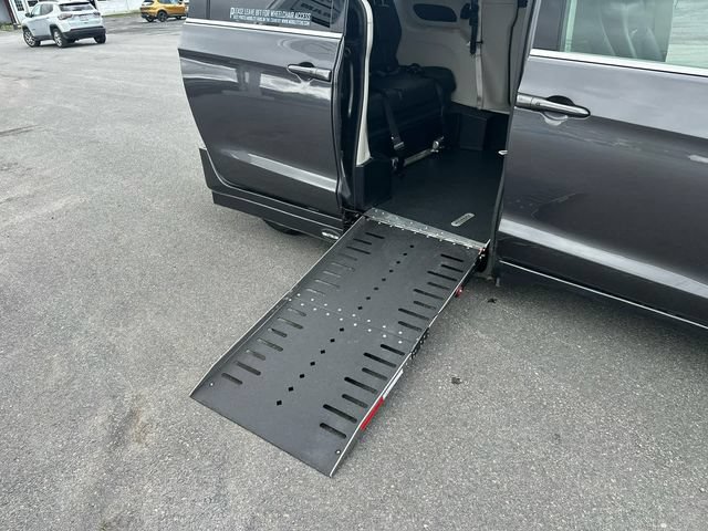 Used 2022 Chrysler Pacifica Touring-L FWD image 22