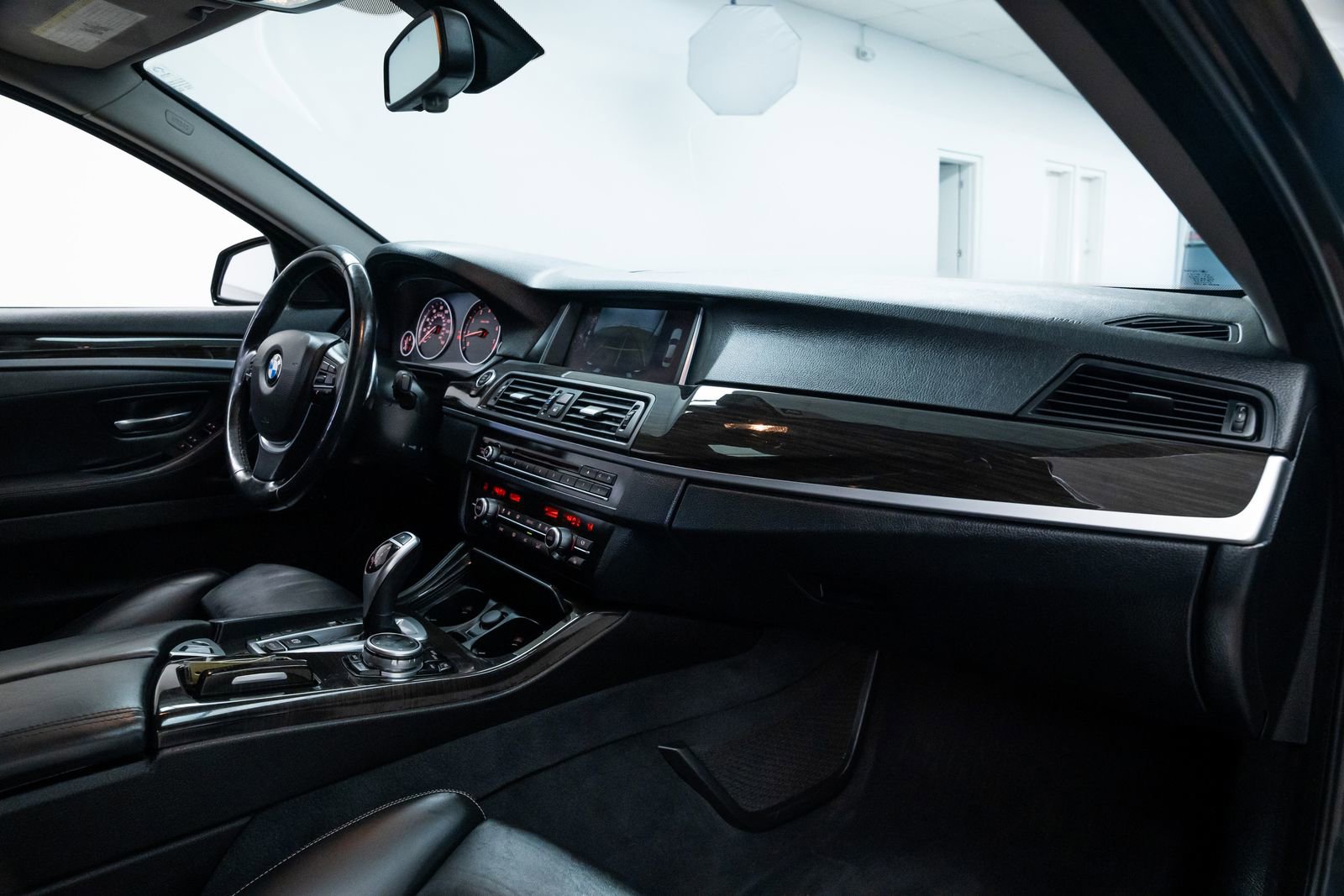Used 2015 BMW 550i xDrive Sedan image 26