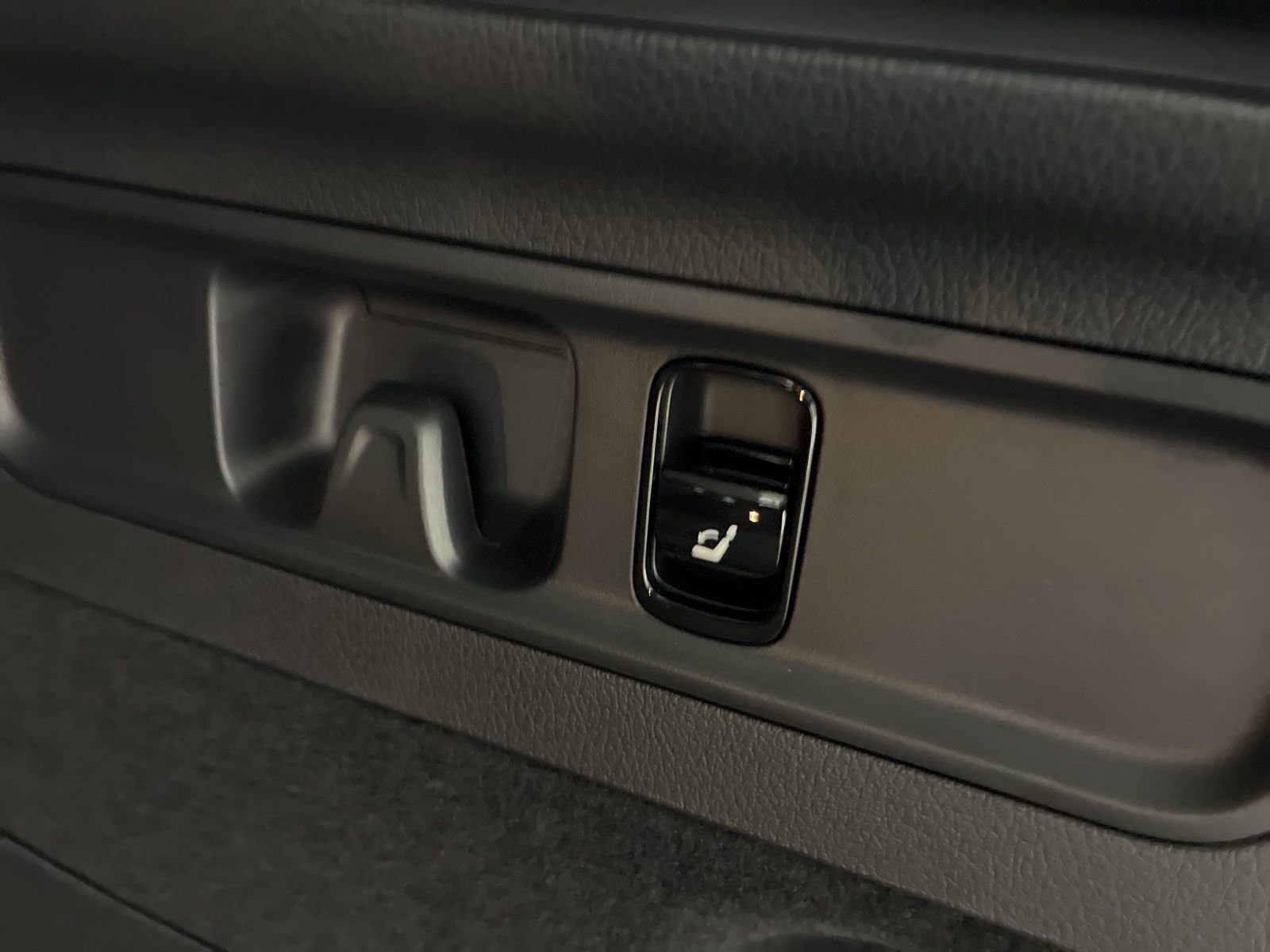 Used 2025 Mercedes-Benz GLC 300 4MATIC image 29