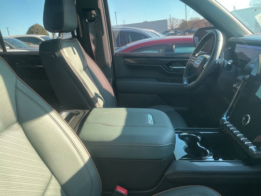 Used 2025 GMC Yukon AT4 w/ AT4 Premium Package image 11