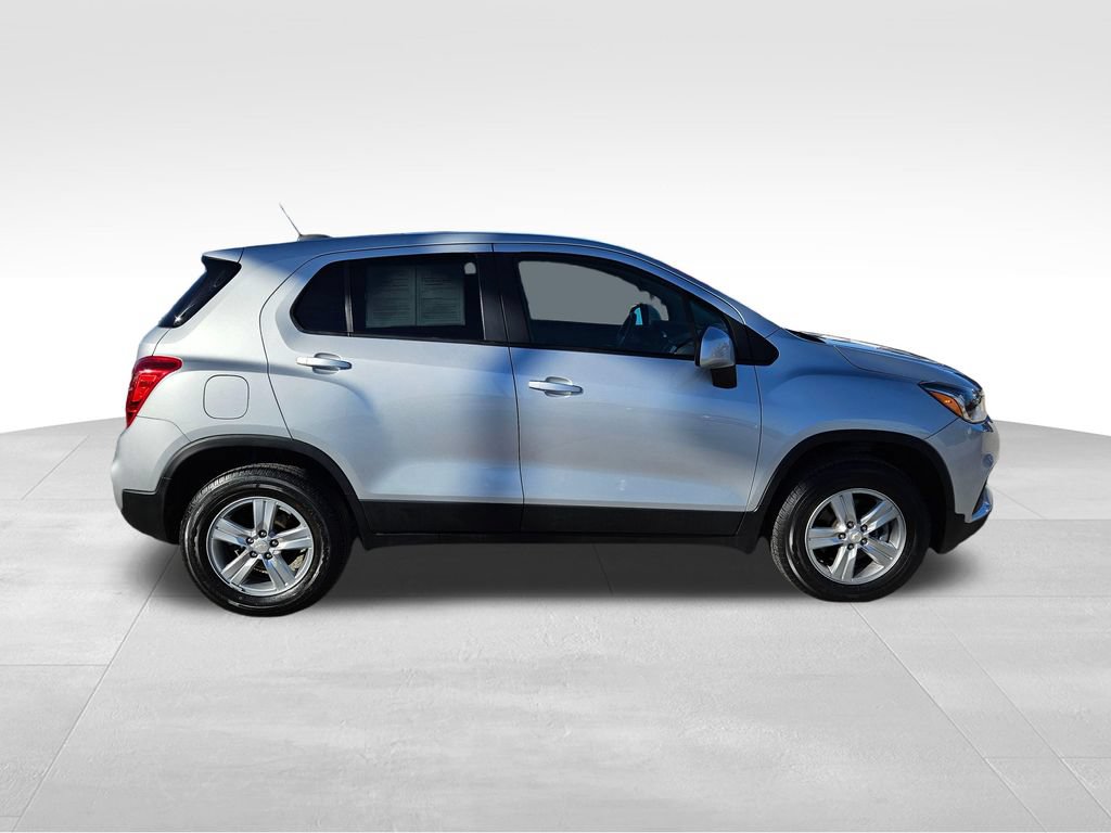 Used 2022 Chevrolet Trax LS w/ Tint and Cruise Package AWD/4WD image 5