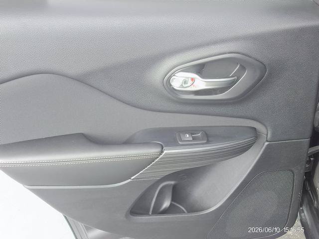 Used 2016 Jeep Cherokee Latitude w/ Cold Weather Group AWD/4WD image 15