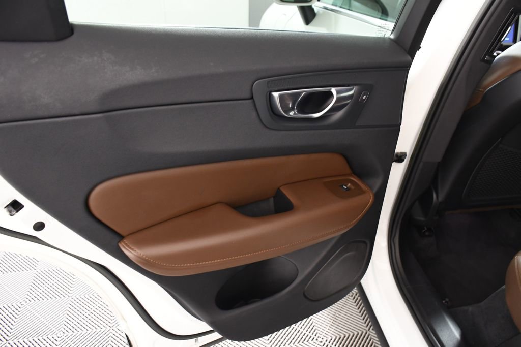 Used 2023 Volvo XC60 T8 Plus image 26