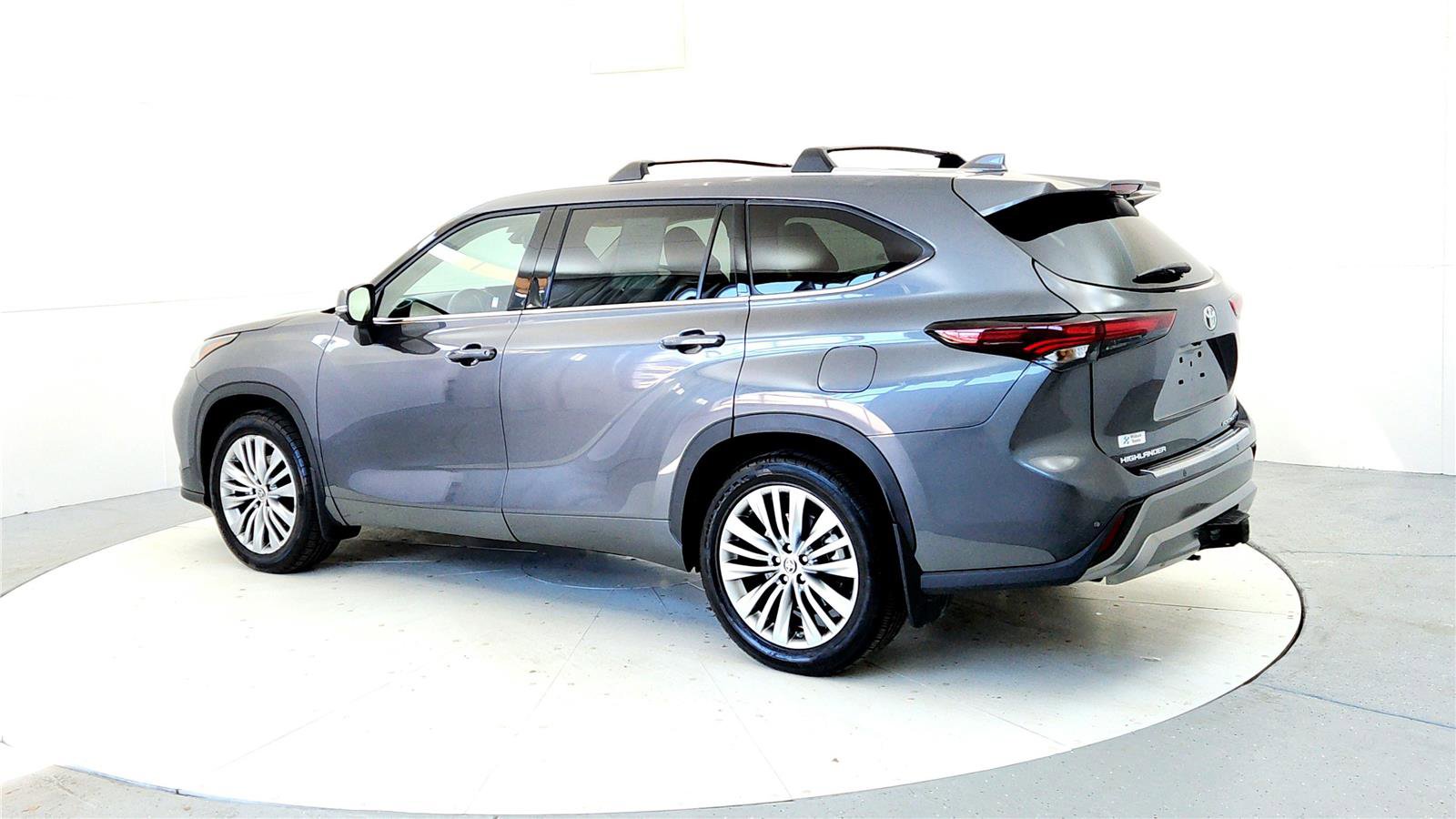 Certified 2025 Toyota Highlander Platinum image 4