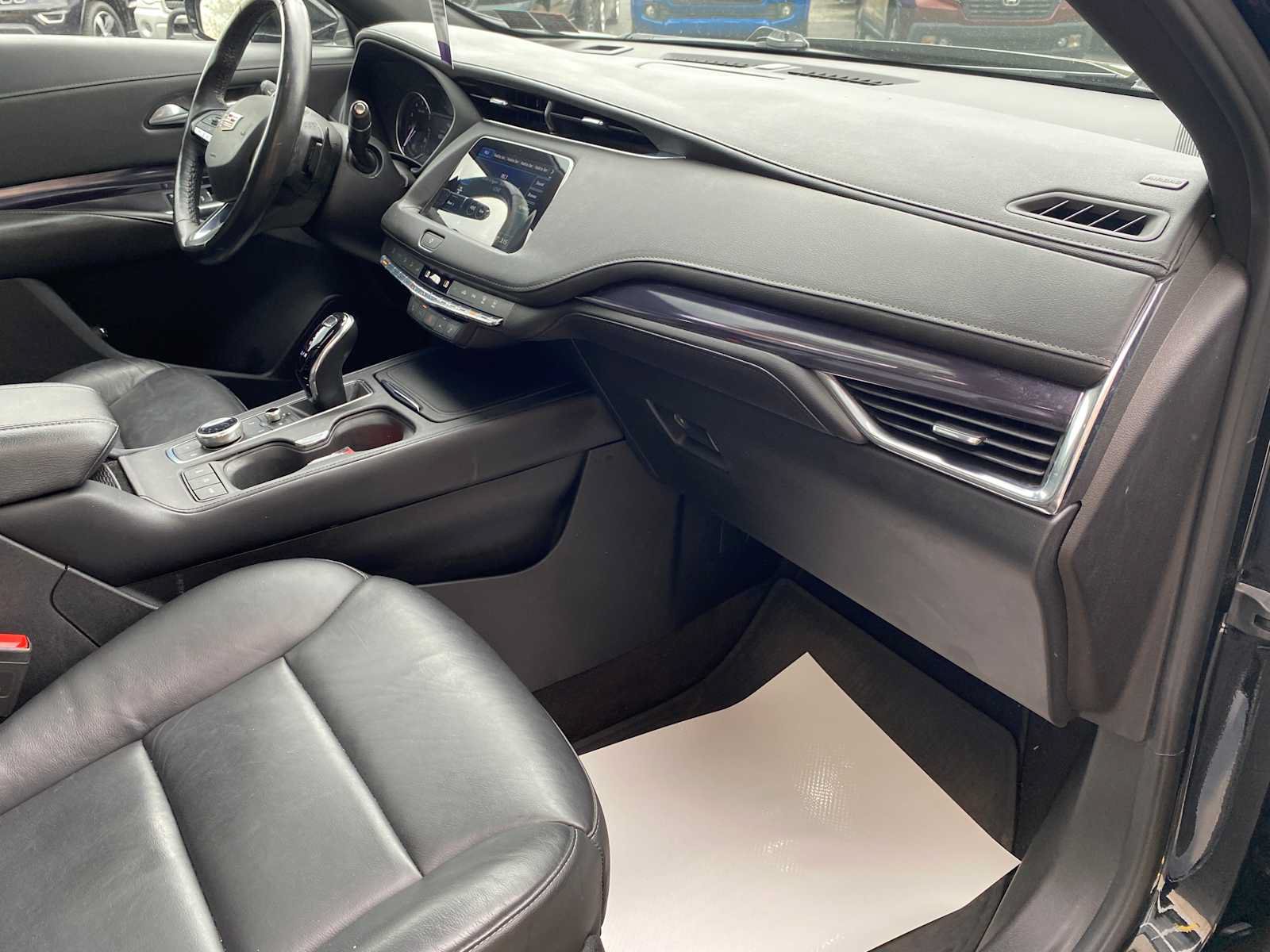 Used 2023 Cadillac XT4 Luxury w/ Cold Weather Package FWD image 28