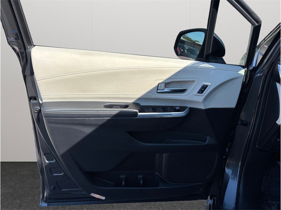 Used 2025 Toyota Sienna Platinum AWD/4WD image 24