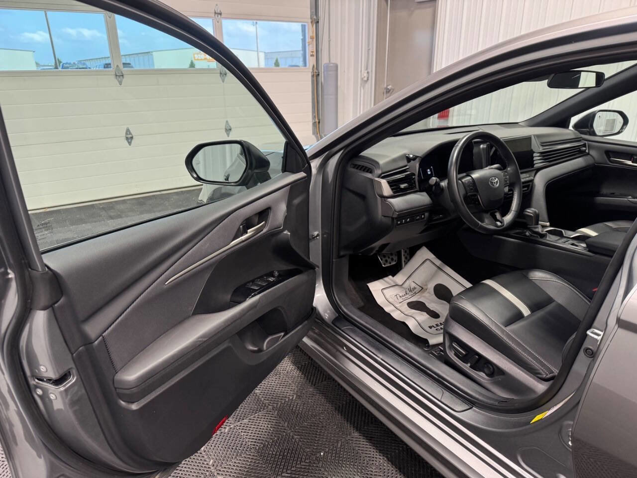 Used 2025 Toyota Camry SE image 8