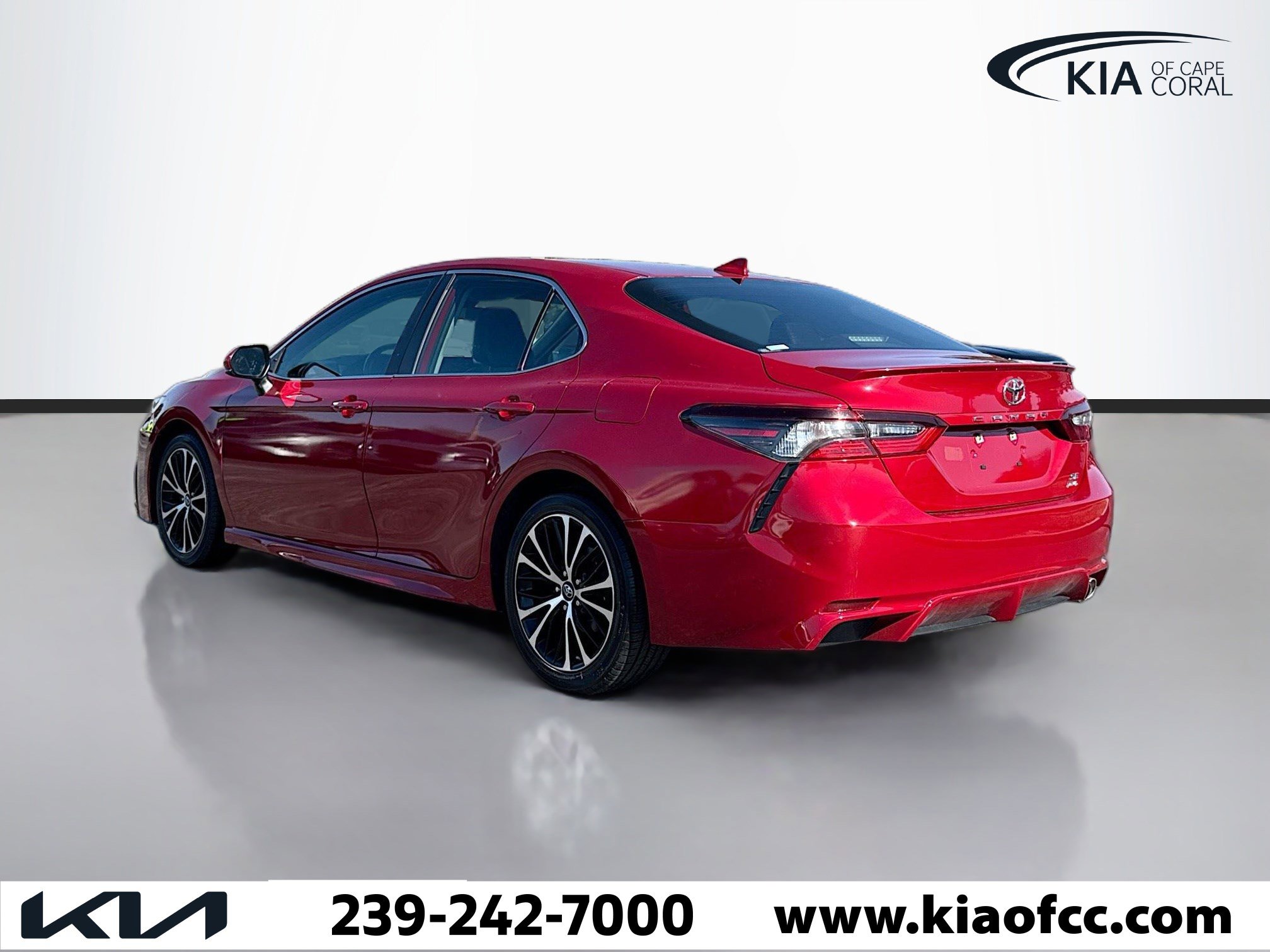 Used 2021 Toyota Camry SE image 3