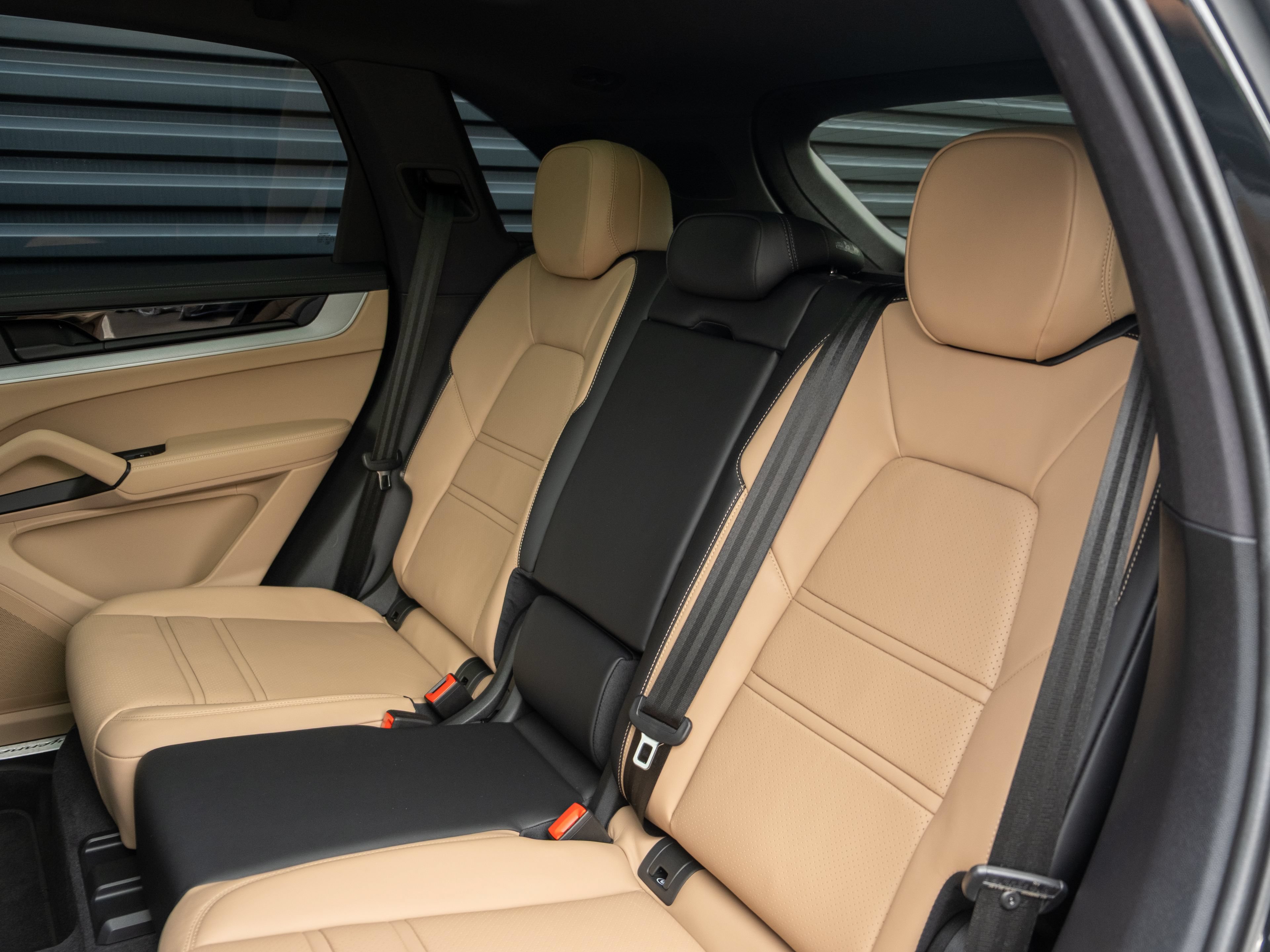 Certified 2024 Porsche Cayenne AWD/4WD image 39