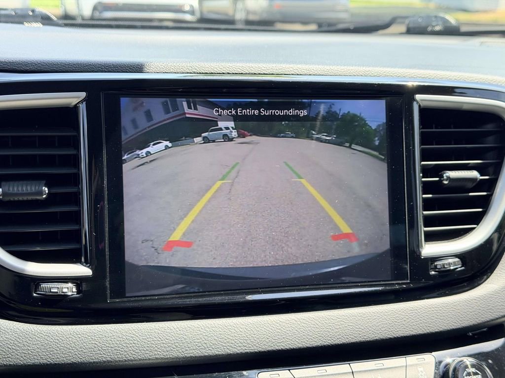 Used 2023 Chrysler Pacifica Touring-L image 4