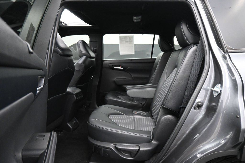 Used 2023 Toyota Highlander XSE FWD image 17