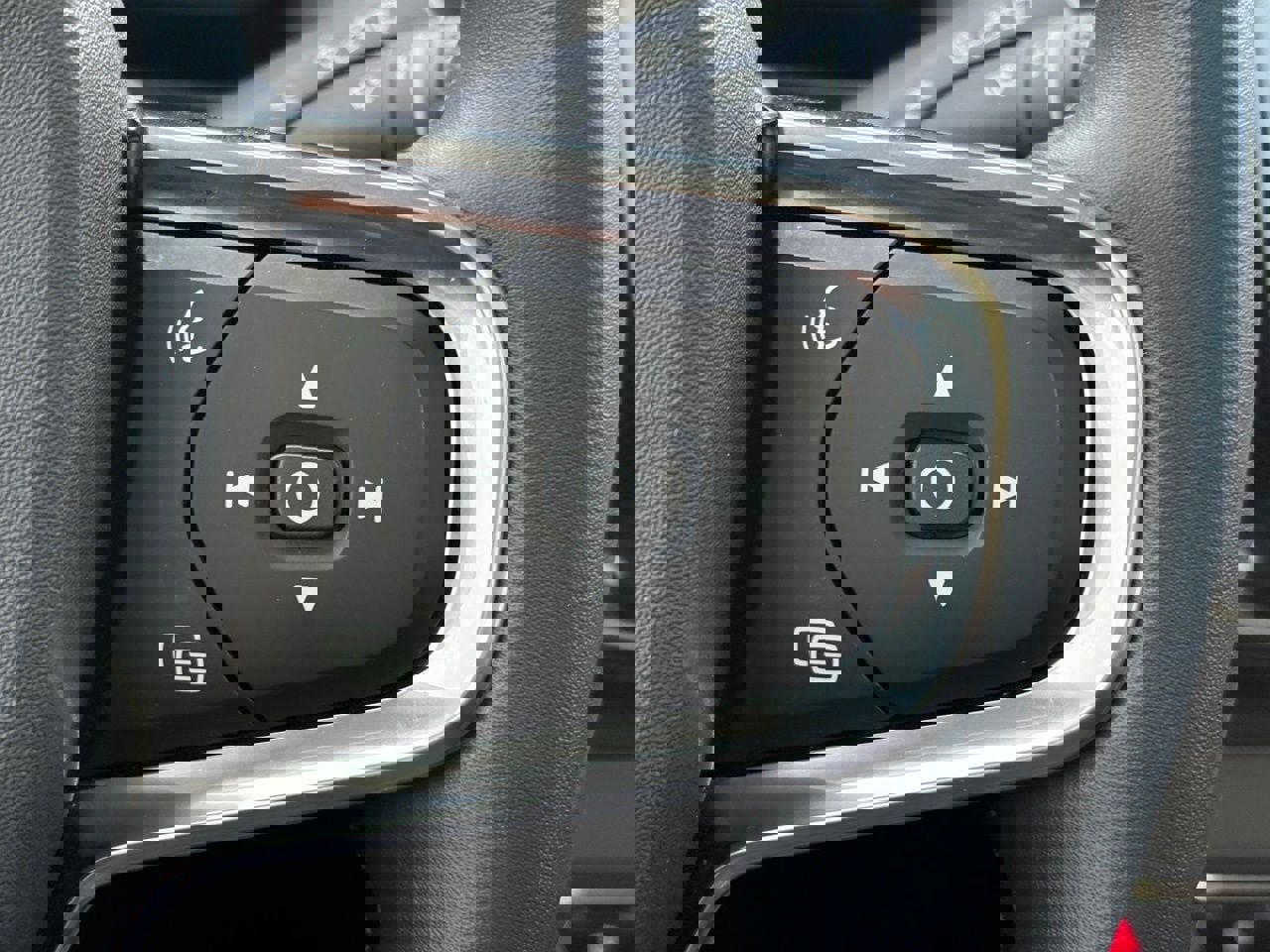 Certified 2023 Volvo XC40 B5 Ultimate w/ Protection Package Premier image 19