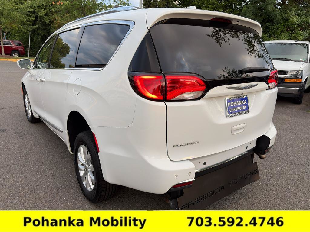 Used 2018 Chrysler Pacifica Touring-L FWD image 5