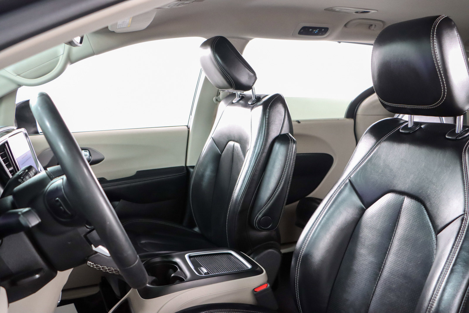 Used 2023 Chrysler Pacifica Touring-L image 23