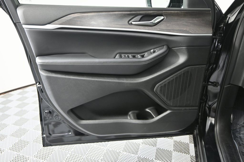 New 2026 Jeep Grand Cherokee Laredo image 18