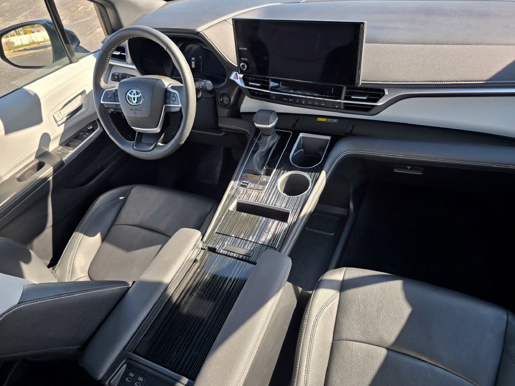 Used 2025 Toyota Sienna XSE AWD/4WD image 23