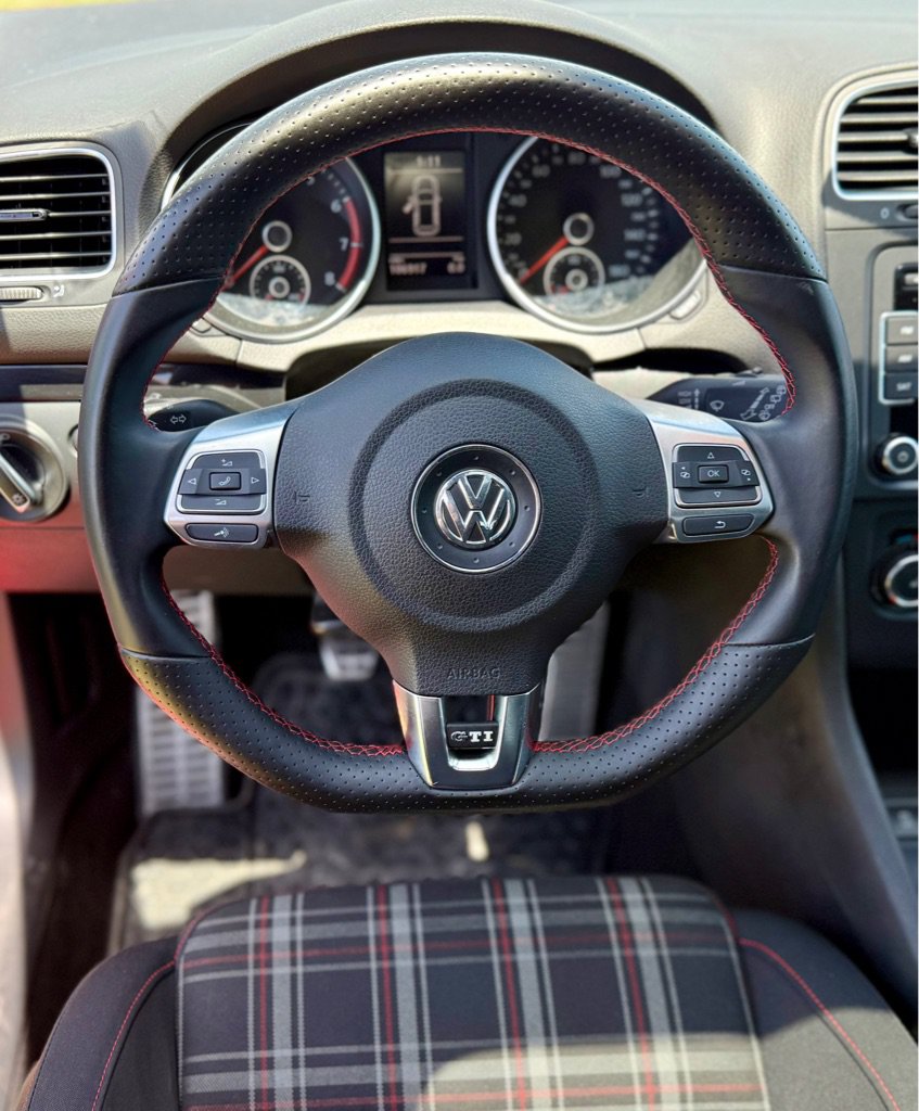 Used 2011 Volkswagen Golf 2-Door FWD image 15