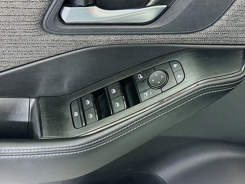 Used 2023 Nissan Rogue SV image 18