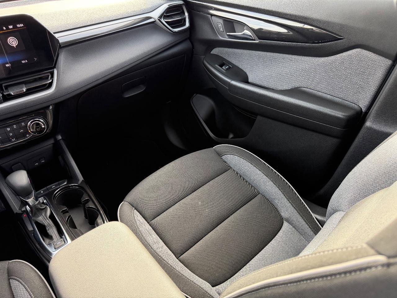 Used 2025 Chevrolet TrailBlazer LT w/ LT Cold Weather Package image 17