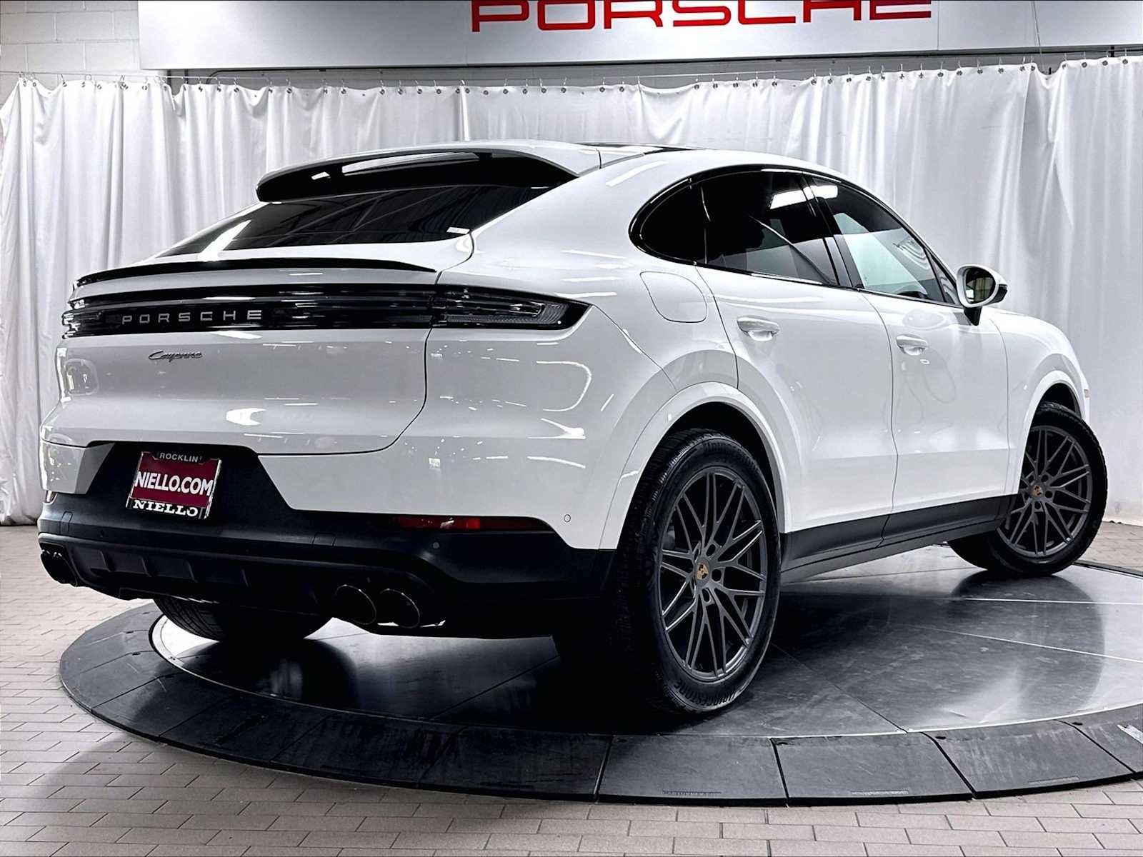 Used 2025 Porsche Cayenne Coupe AWD/4WD image 9