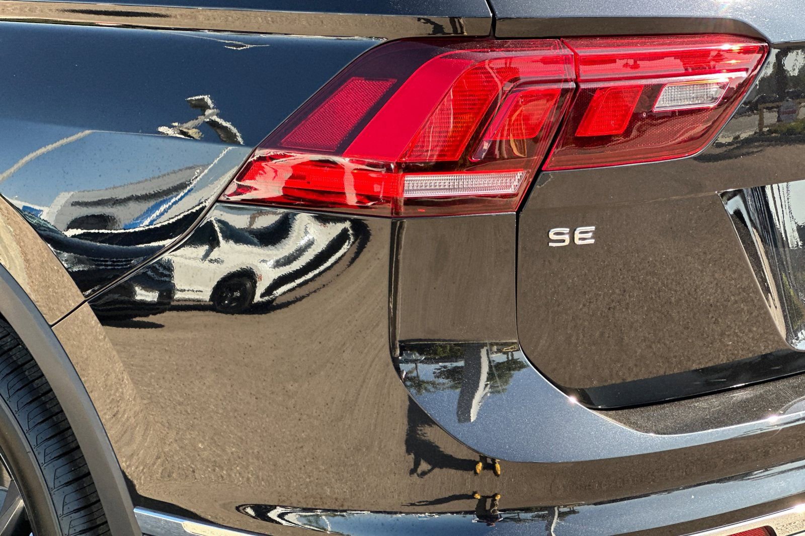 Used 2023 Volkswagen Tiguan SE w/ Panoramic Sunroof Package FWD image 27