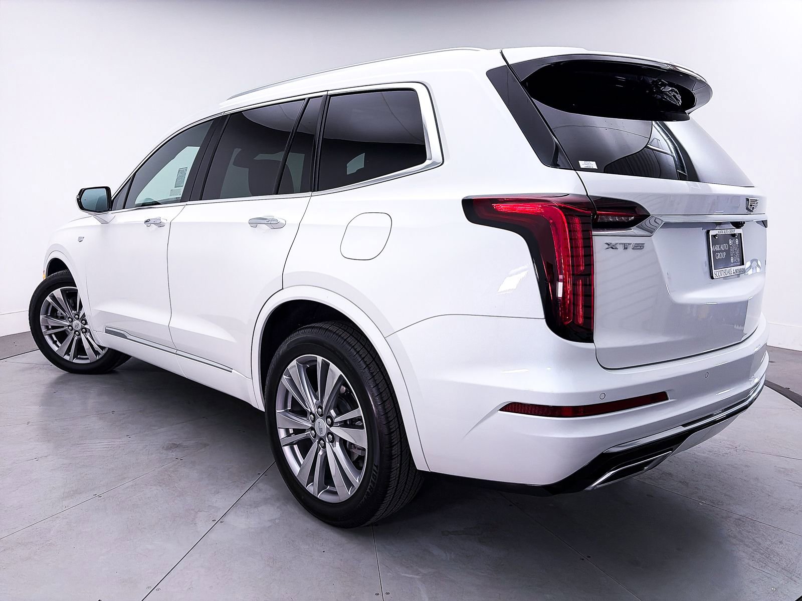 Used 2023 Cadillac XT6 Premium Luxury FWD image 2