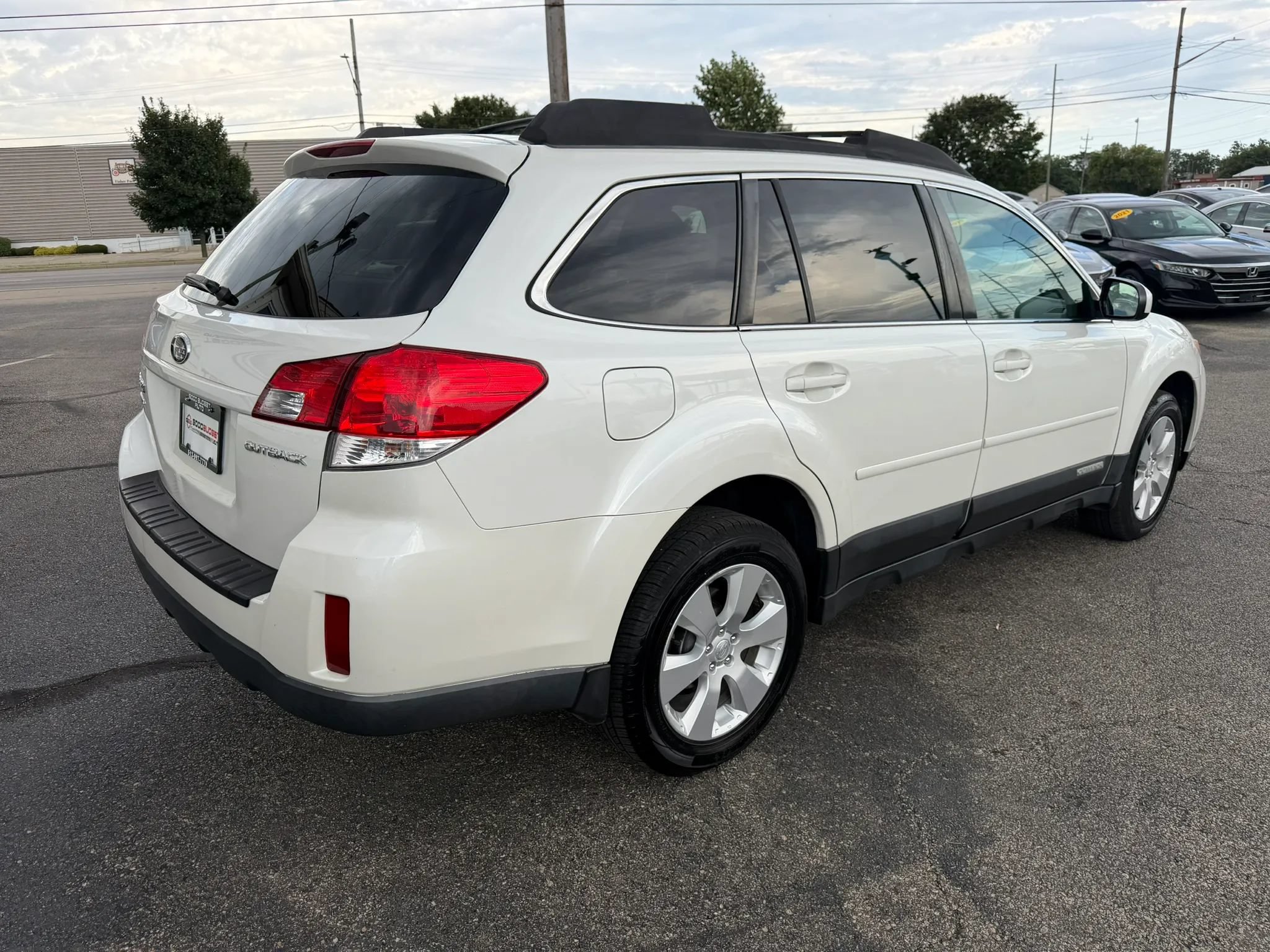 Used 2011 Subaru Outback 2.5i Premium w/ All-Weather Pkg AWD/4WD image 7