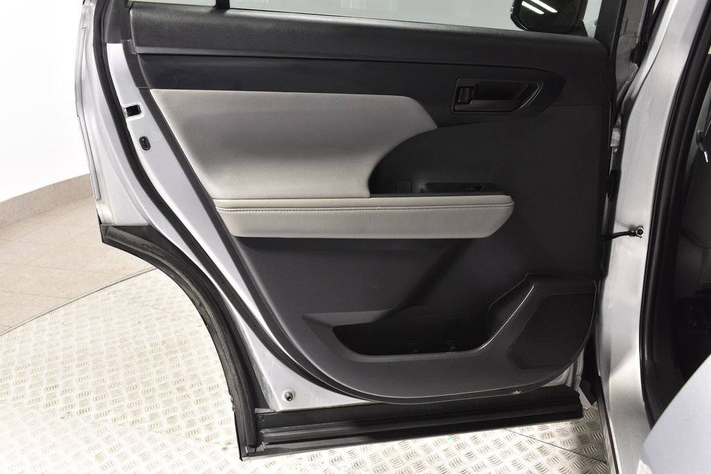 Used 2023 Toyota Highlander XLE image 25