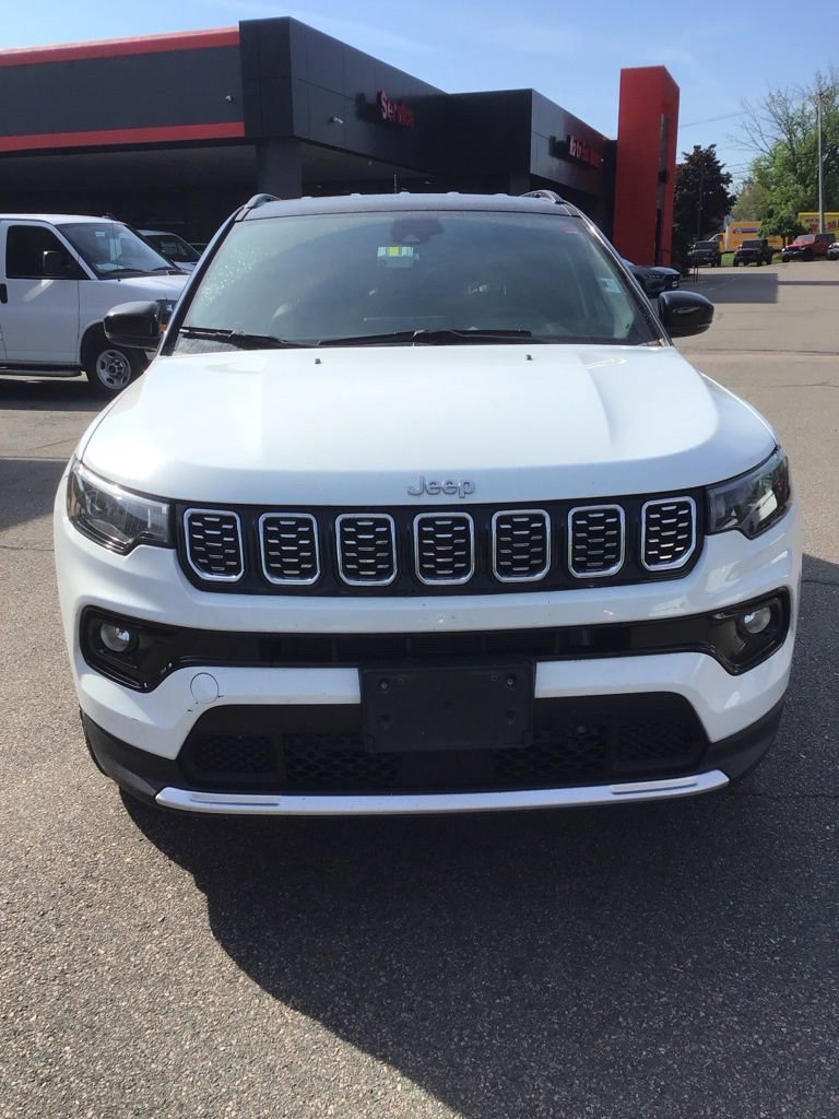 Used 2025 Jeep Compass Limited AWD/4WD image 2