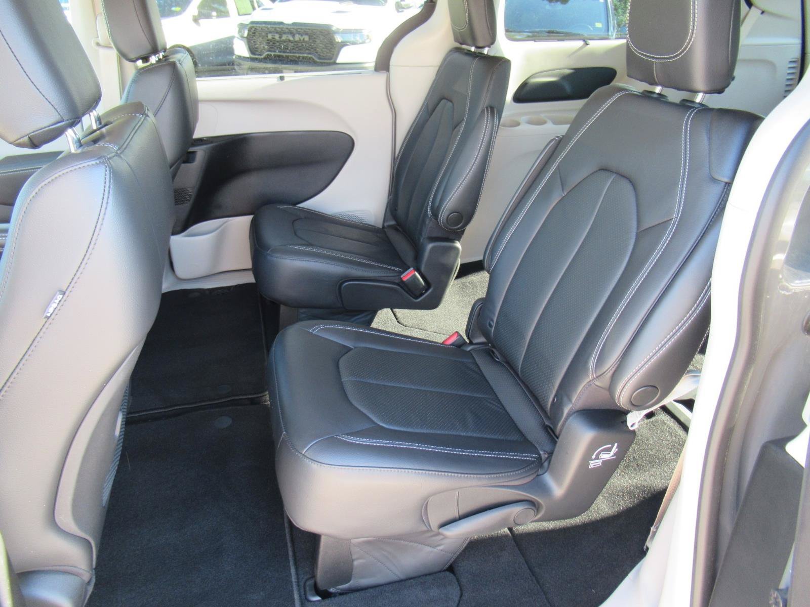 Used 2022 Chrysler Pacifica Touring-L AWD/4WD image 28