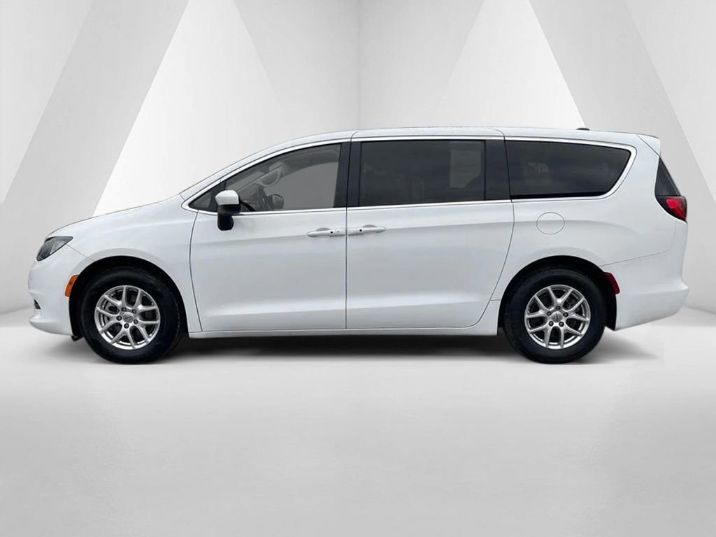 Used 2022 Chrysler Voyager LX image 8