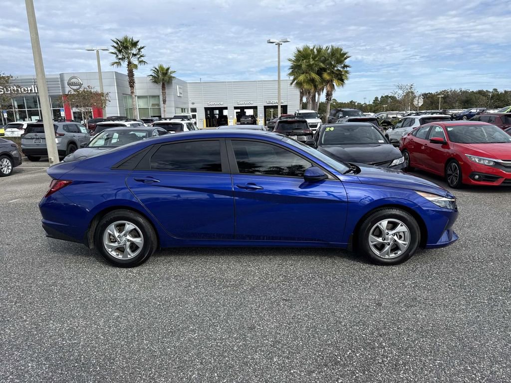 Used 2023 Hyundai Elantra SE image 2