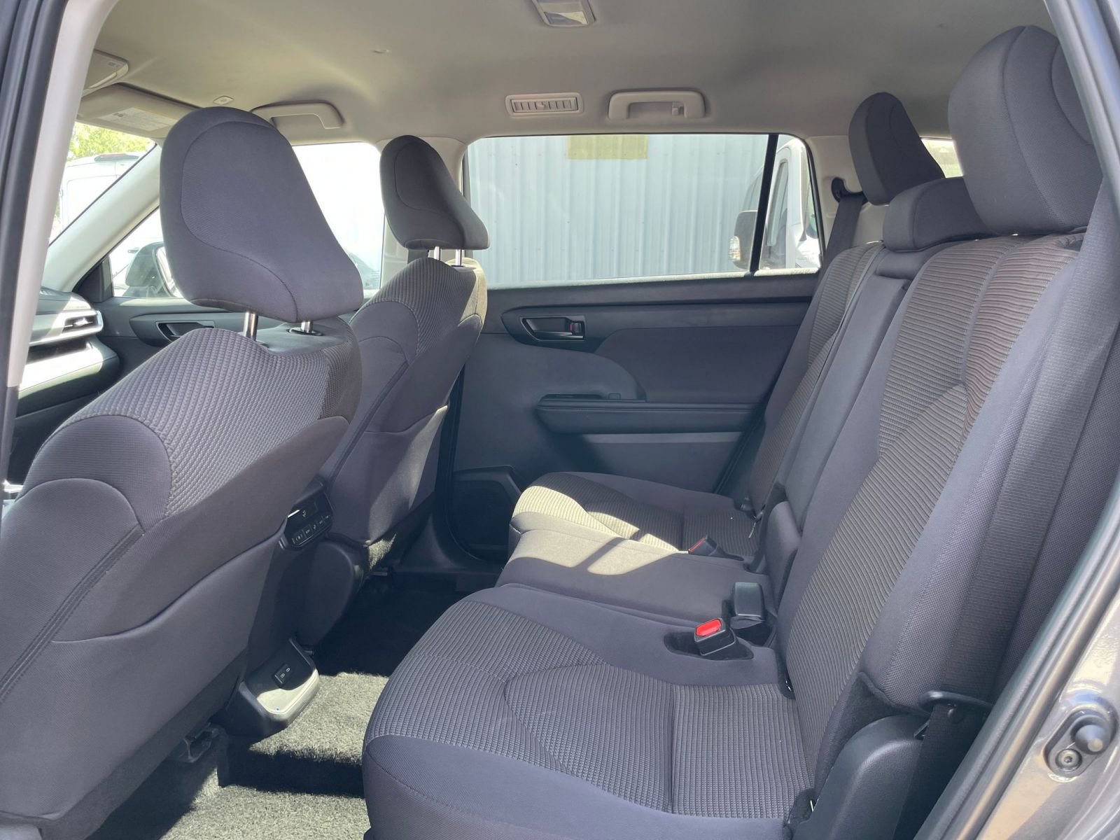 Used 2025 Toyota Highlander LE image 27