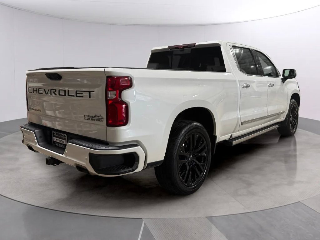 Used 2023 Chevrolet Silverado 1500 High Country w/ Technology Package AWD/4WD image 3