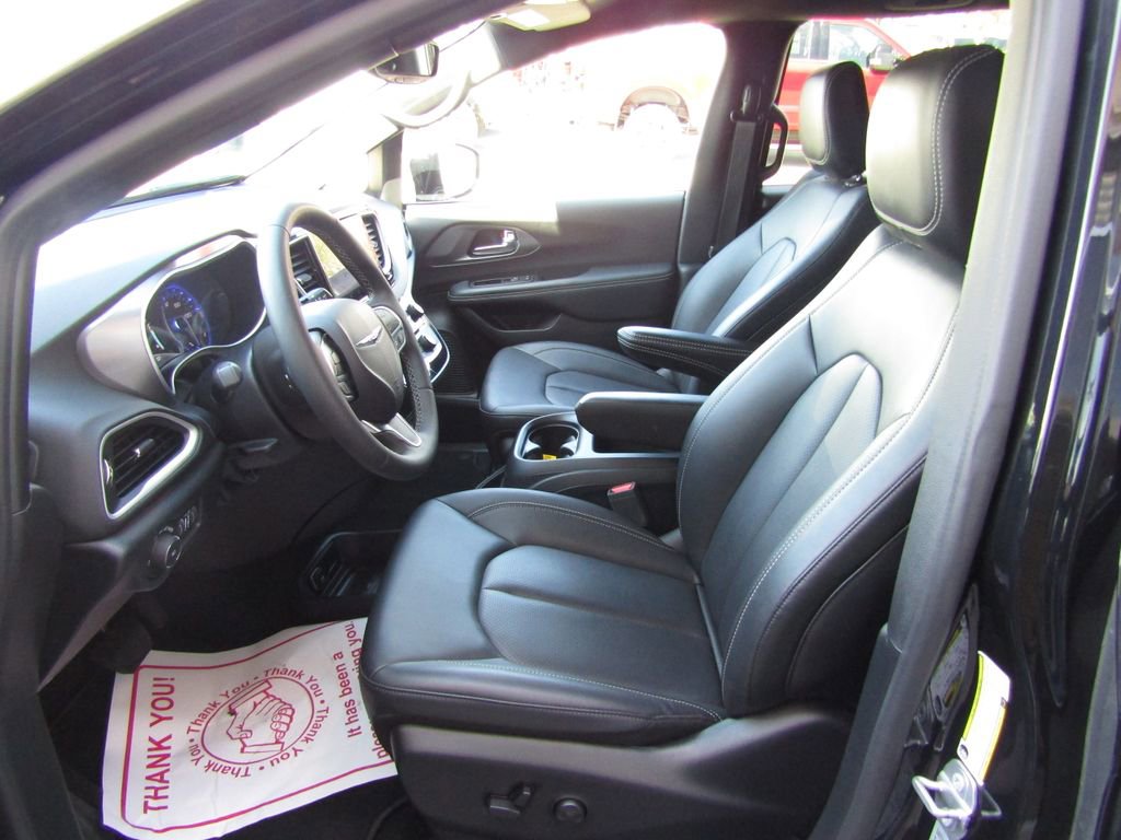 Used 2025 Chrysler Pacifica Select FWD image 26