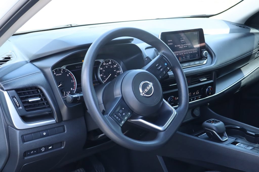 Used 2024 Nissan Rogue SV FWD image 17