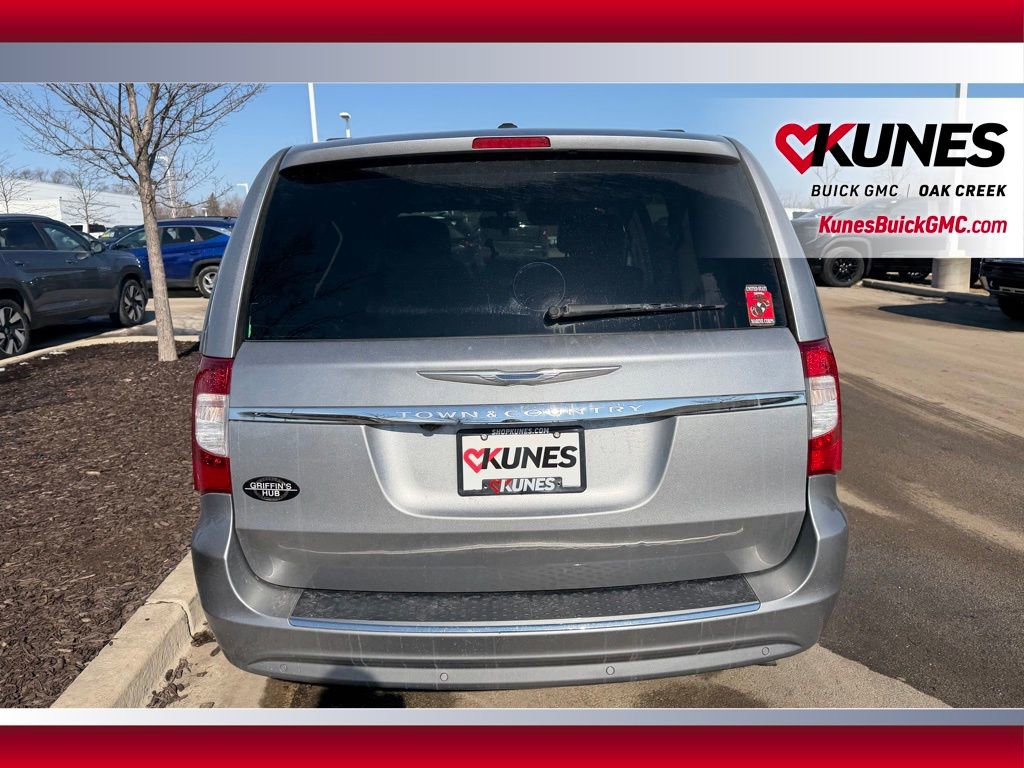 Used 2016 Chrysler Town & Country Touring-L image 6