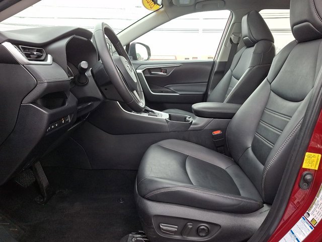 Used 2022 Toyota RAV4 XLE Premium image 12