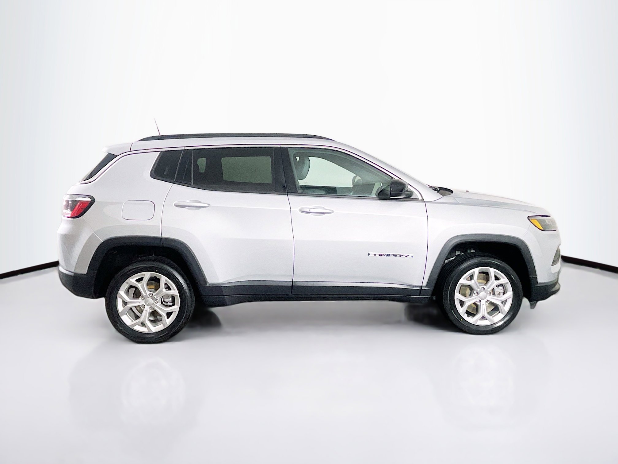 Used 2024 Jeep Compass Latitude image 10