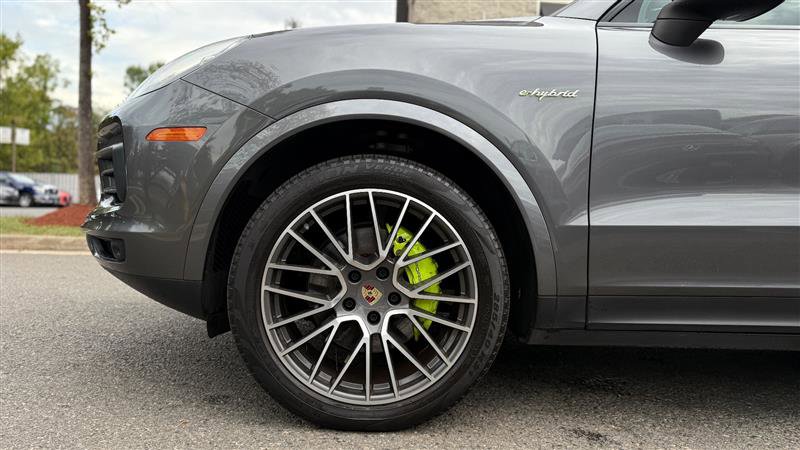 Used 2023 Porsche Cayenne w/ Premium Package image 38