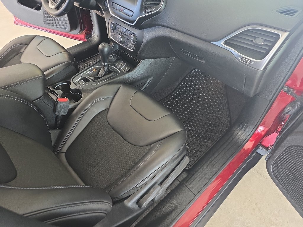 Used 2019 Jeep Cherokee Latitude Plus w/ Comfort/Convenience Group AWD/4WD image 21