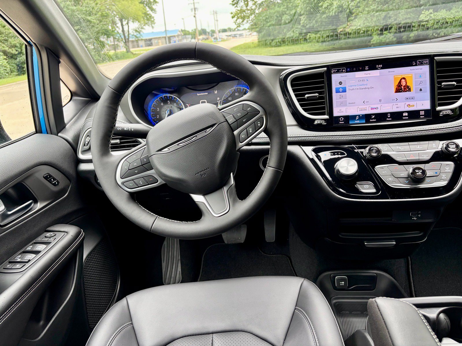 New 2027 Chrysler Pacifica Select FWD image 2
