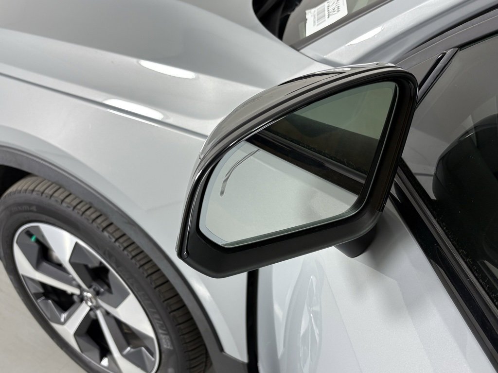 Used 2024 Volvo XC40 B5 Core image 13