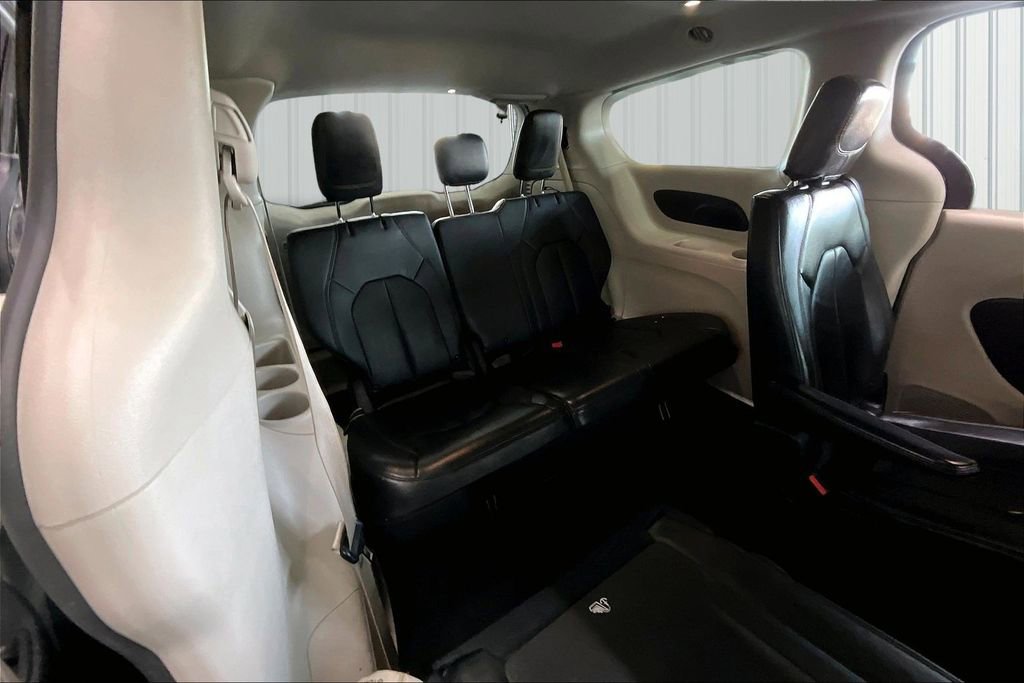 Used 2017 Chrysler Pacifica Touring-L image 27