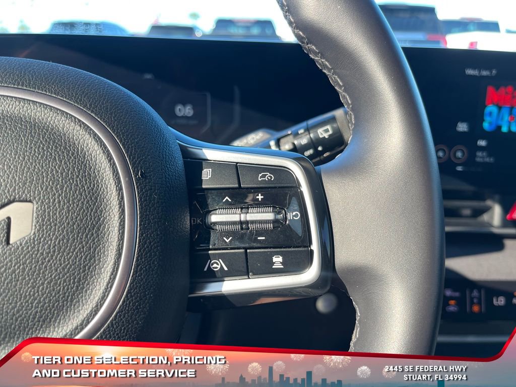Used 2025 Kia Carnival SX image 28