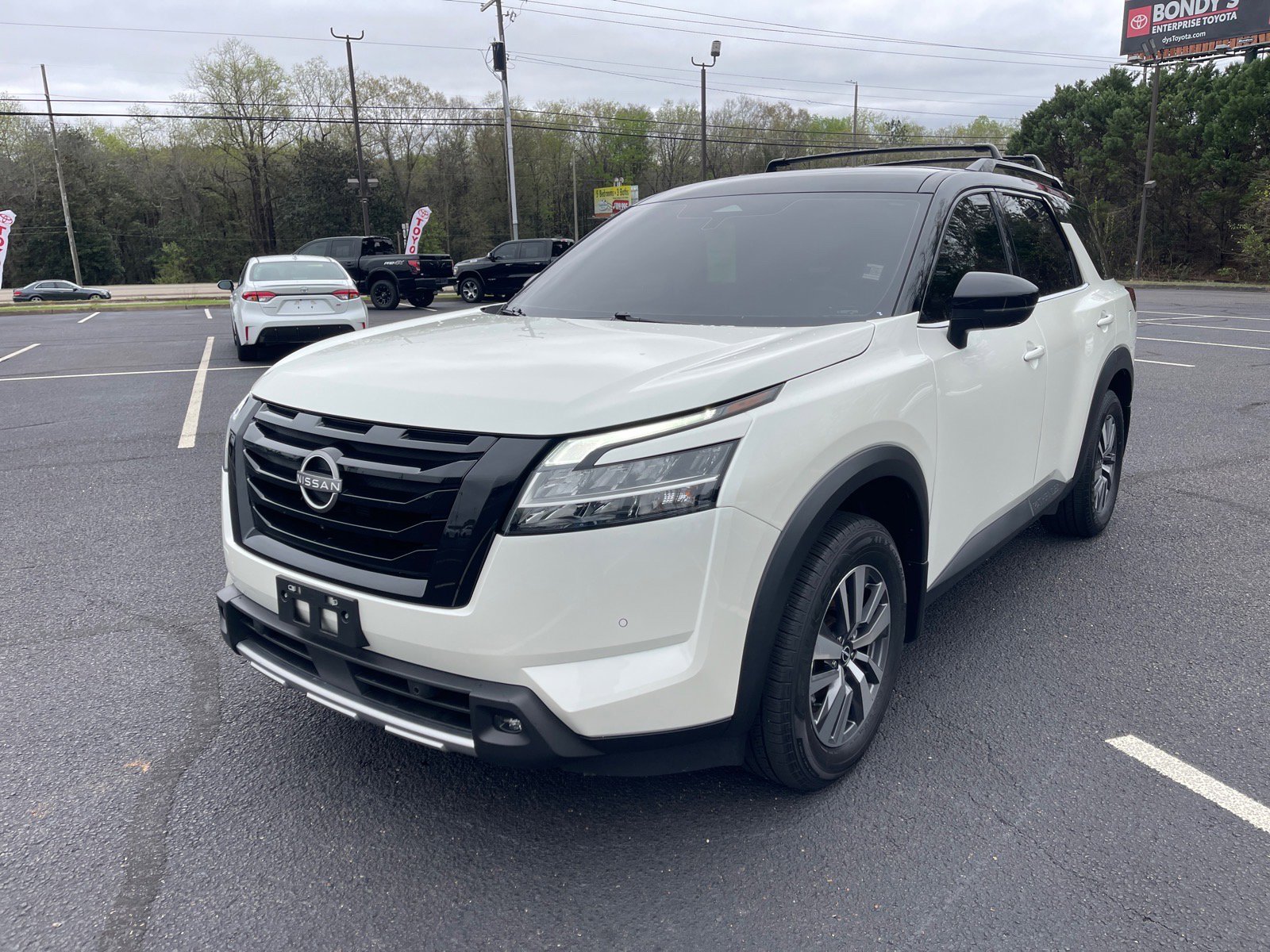 Used 2023 Nissan Pathfinder SL w/ Black Appearance Package image 3