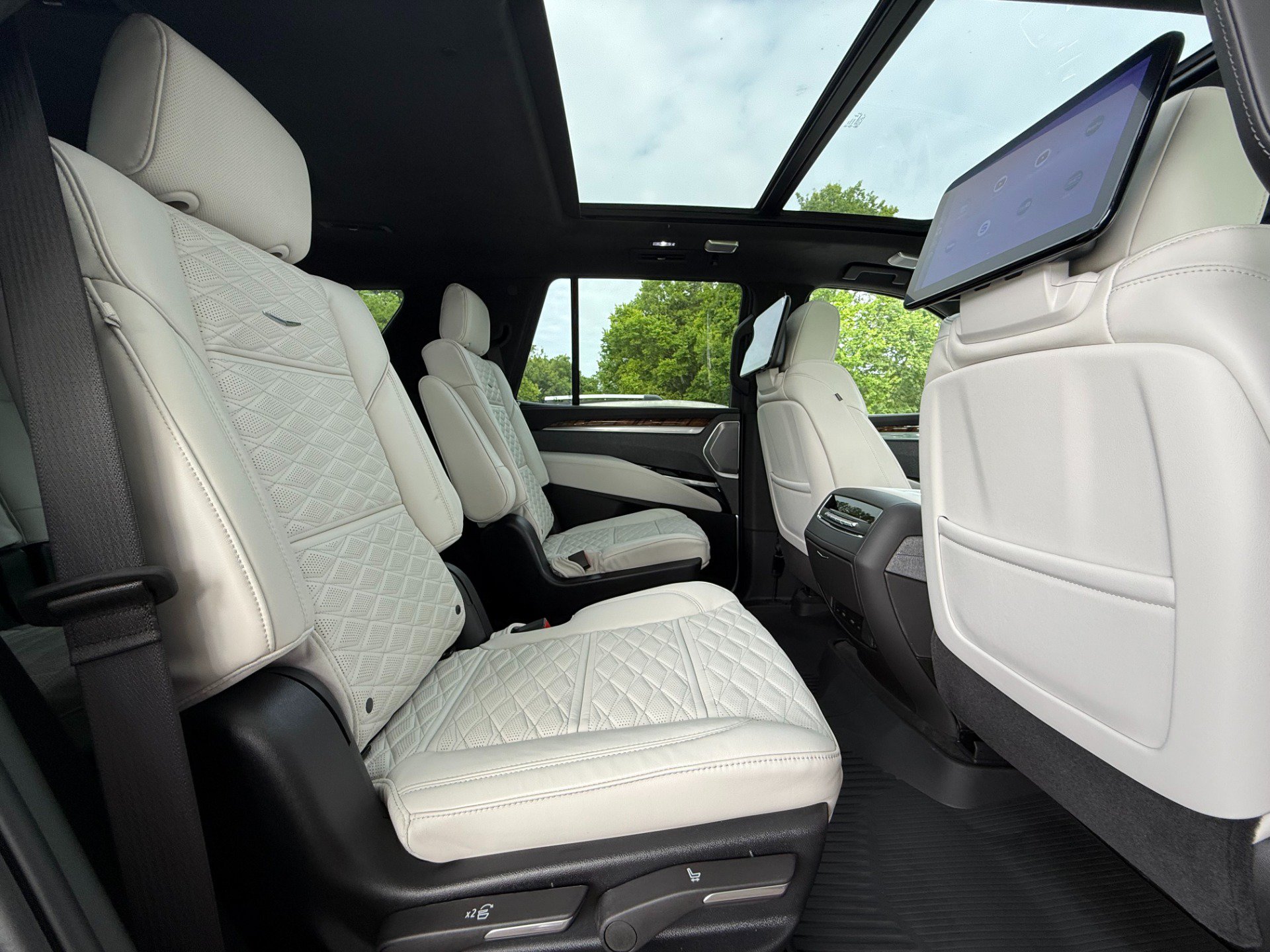 Used 2025 Cadillac Escalade Sport Platinum w/ LPO, Floor Liner Package AWD/4WD image 33