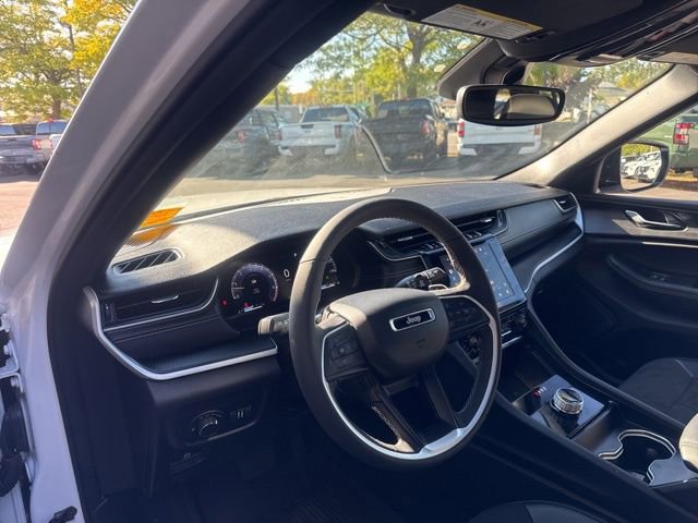 Used 2024 Jeep Grand Cherokee Altitude image 10